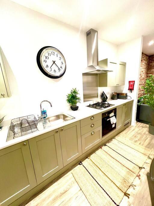 Brand New Apt - Beach Breeze Spacious 1-Bedroom Apartment With Parking - Sleeps 4 Ppl- Internet Bournemouth Zewnętrze zdjęcie