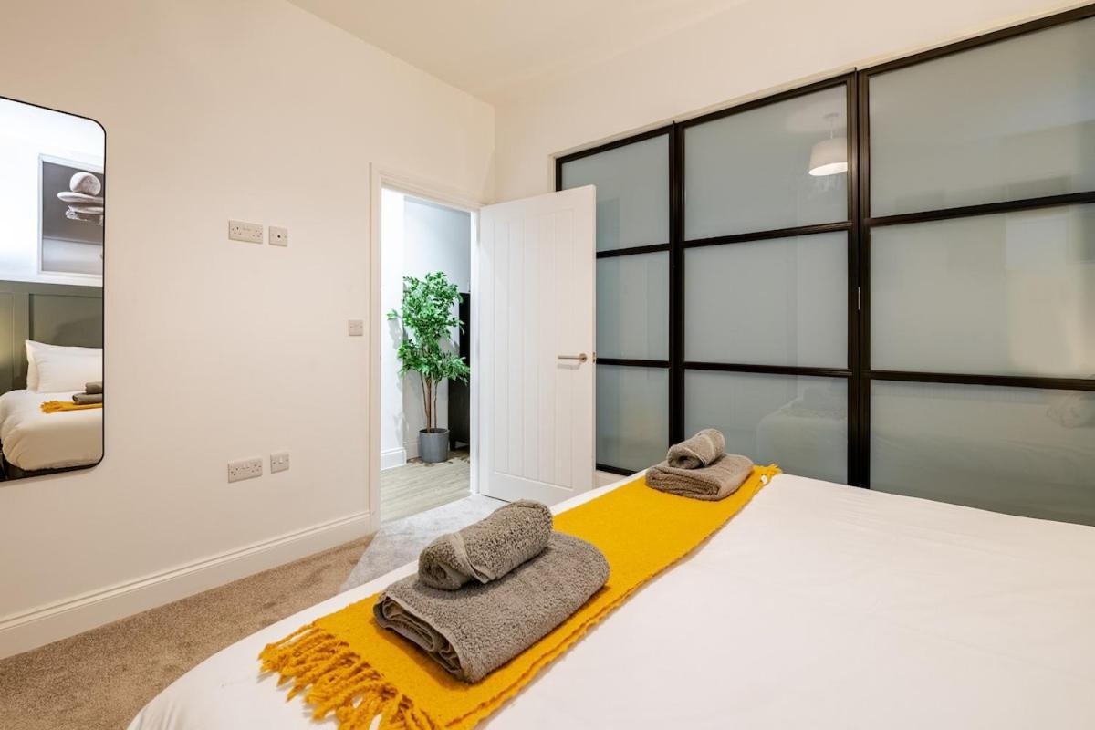 Brand New Apt - Beach Breeze Spacious 1-Bedroom Apartment With Parking - Sleeps 4 Ppl- Internet Bournemouth Zewnętrze zdjęcie