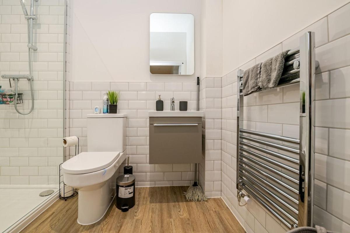 Brand New Apt - Beach Breeze Spacious 1-Bedroom Apartment With Parking - Sleeps 4 Ppl- Internet Bournemouth Zewnętrze zdjęcie