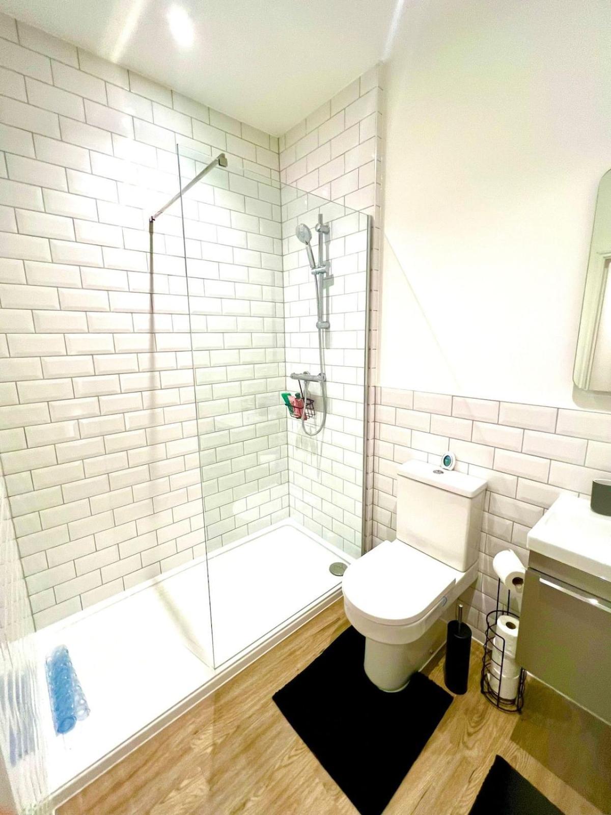 Brand New Apt - Beach Breeze Spacious 1-Bedroom Apartment With Parking - Sleeps 4 Ppl- Internet Bournemouth Zewnętrze zdjęcie