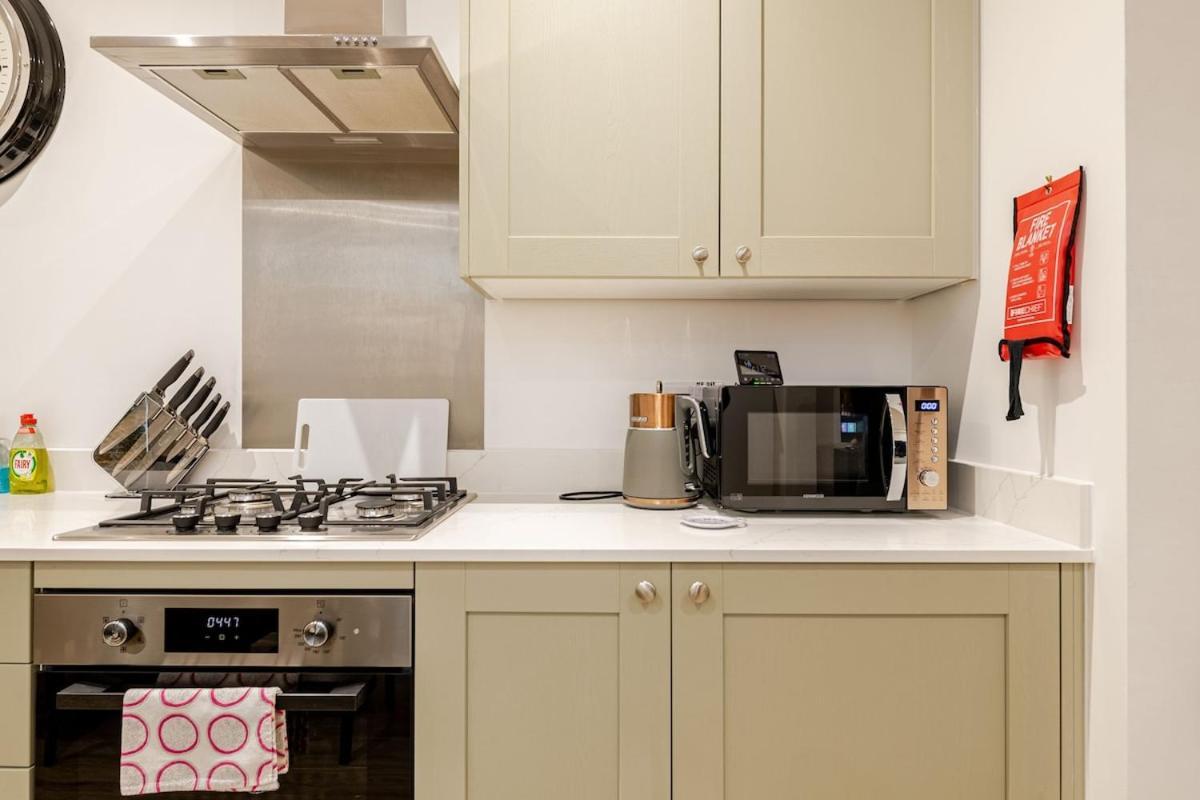 Brand New Apt - Beach Breeze Spacious 1-Bedroom Apartment With Parking - Sleeps 4 Ppl- Internet Bournemouth Zewnętrze zdjęcie