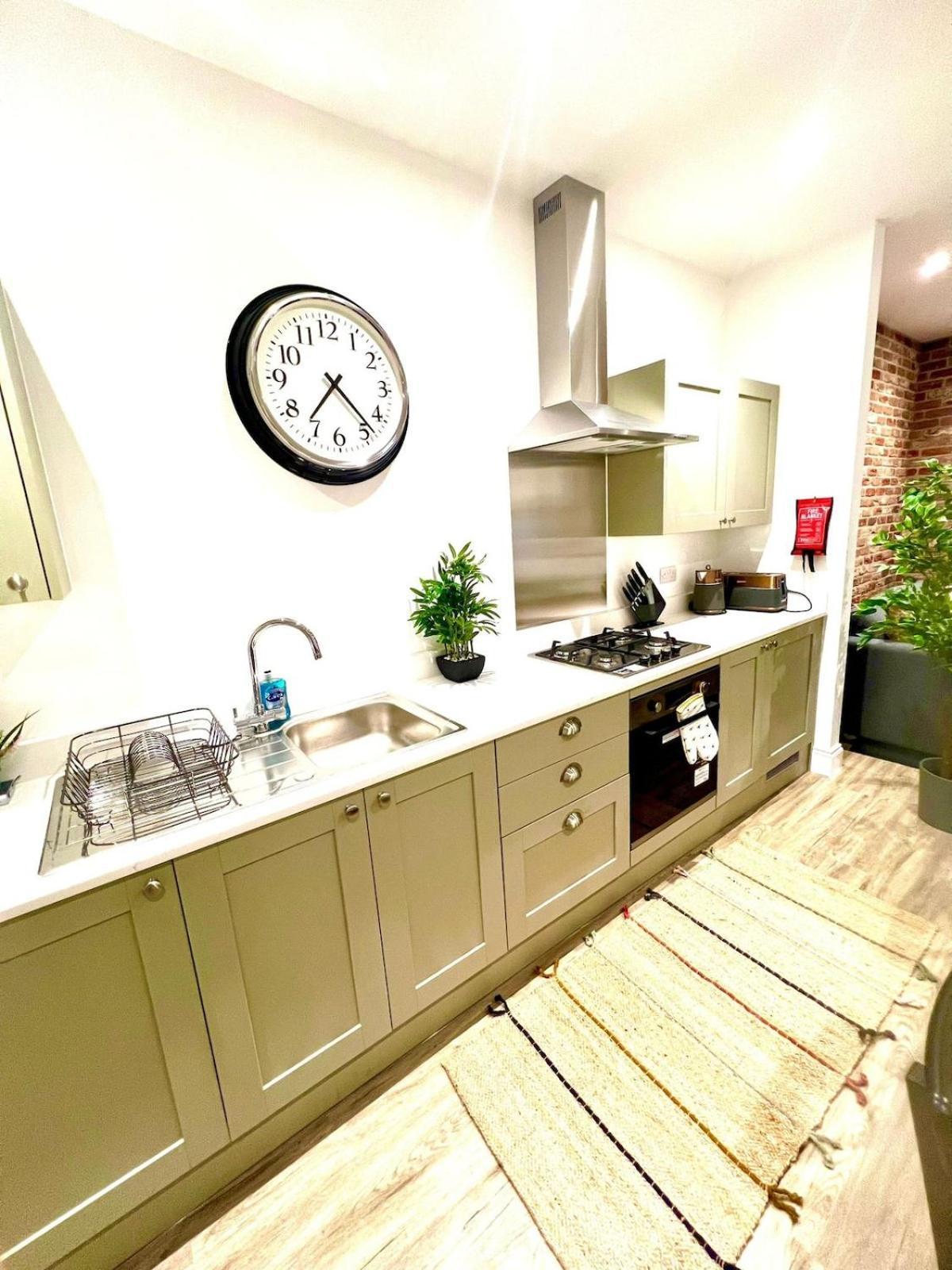 Brand New Apt - Beach Breeze Spacious 1-Bedroom Apartment With Parking - Sleeps 4 Ppl- Internet Bournemouth Zewnętrze zdjęcie